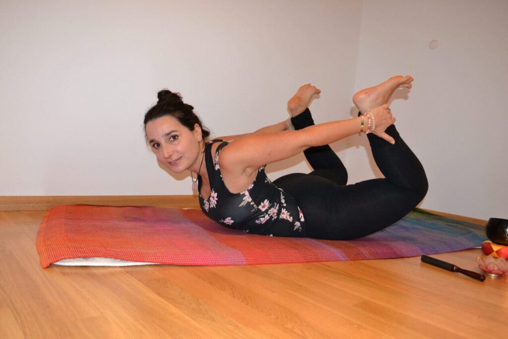 Pinar Cinar bei einer Hatha Yoga Übung im Zentrum für Yoga und Entfaltung in Freiburg.