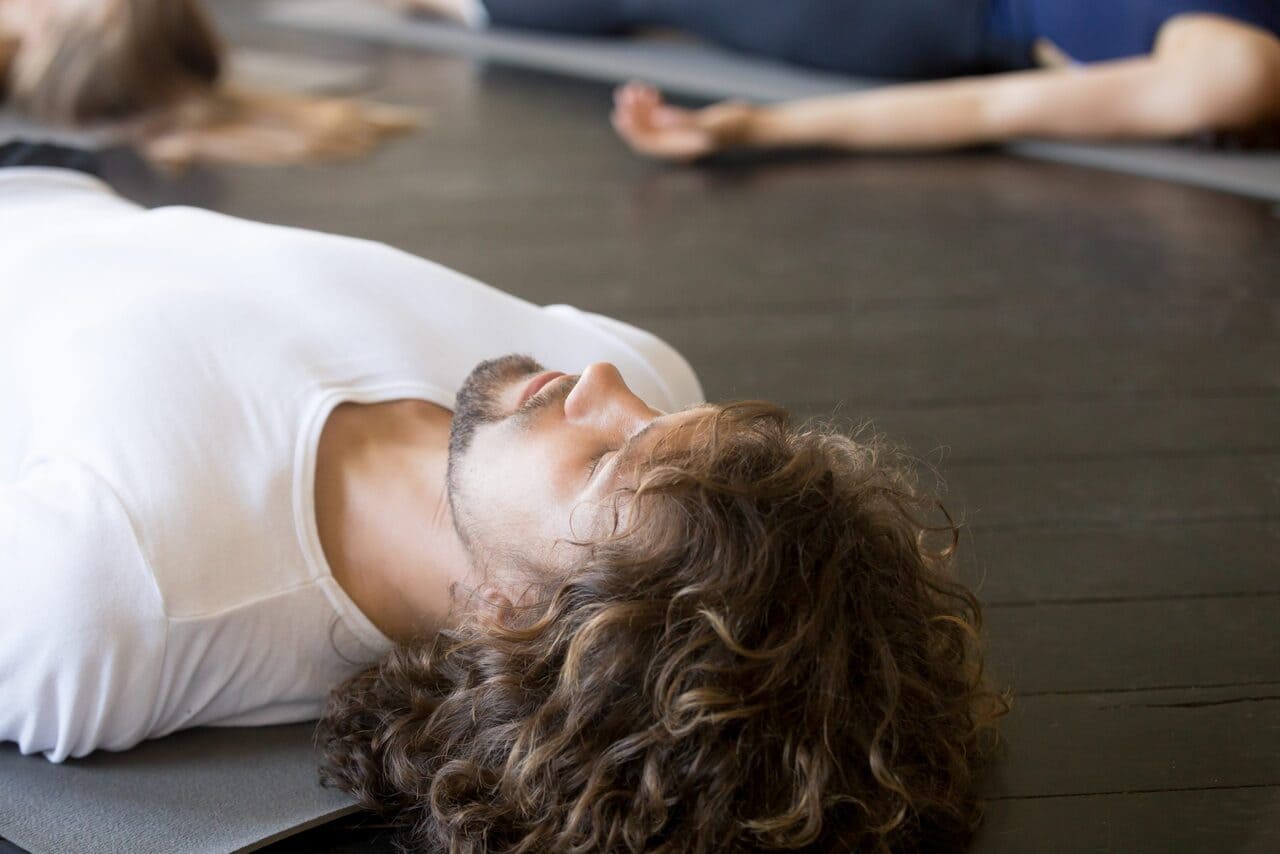 Hatha Yoga im Yoga Zentrum Freiburg geleitet von Pinar Cinar, die seit über 25 Hatha Yoga unterrichtet.